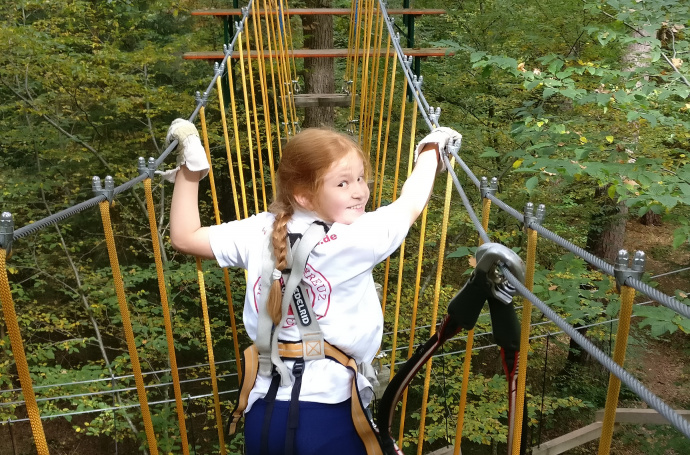 Im Kletterwald: Lisa klettert in luftiger Höhe über Brezn und Bierbänke