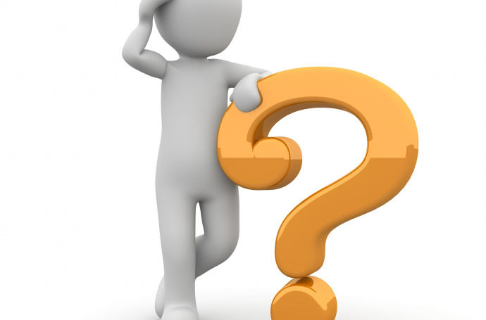 Eine 3D-Figur, die an einem großen Fragezeigen lehnt.