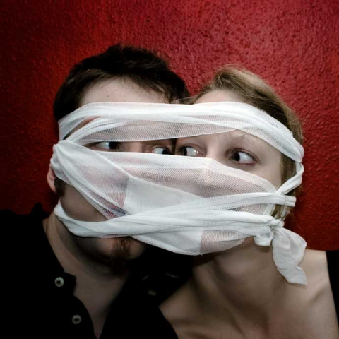 Zwei Jugendliche haben sich verbunden, indem sie um ihre Köpfe einen Verband gewickelt haben.