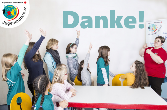 Foto mit einer Gruppe Kinder und einer Gruppenleiterin und darüber die Aufschrift »Danke!«.